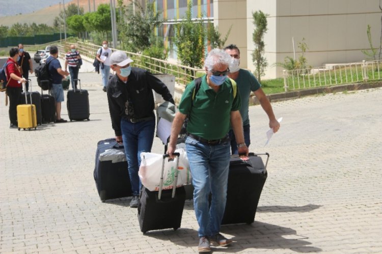 Kuveyt'ten getirilen 70 kişi, karantinadan tahliye edildi
