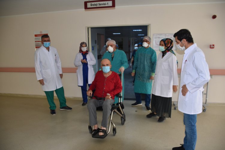 62 yaşında koronavir&uuml;s&uuml; yendi