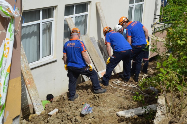 Tekirdağ'da toprak altında kalan 2 iş&ccedil;i kurtarıldı