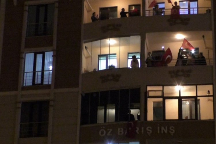 Antren&ouml;rler sokakta, vatandaşlar balkonda spor yaptı