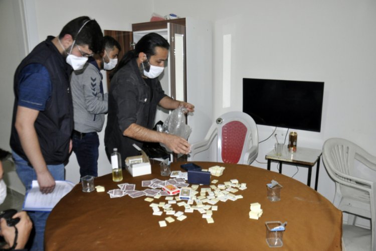 Kiraladığı evi kumarhaneye d&ouml;n&uuml;şt&uuml;rd&uuml;: 17 g&ouml;zaltı