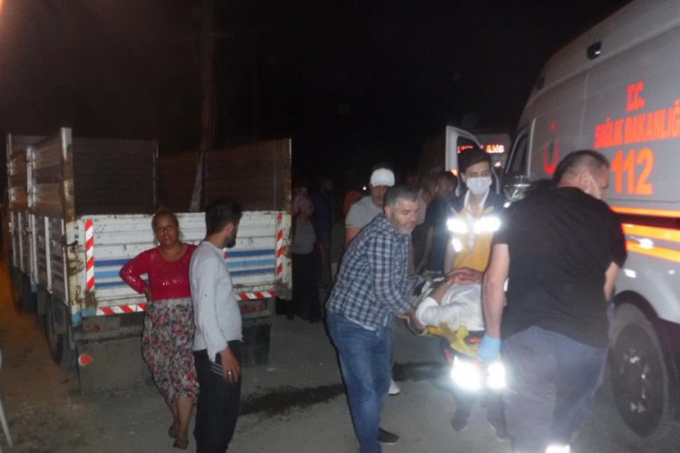 Alkoll&uuml; s&uuml;r&uuml;c&uuml; yol kenarındaki yayalara &ccedil;arptı: 3 yaralı