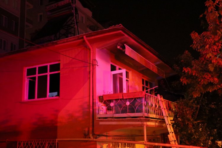 Yangında mahsur kalan yaşlı &ccedil;ifti itfaiye kurtardı