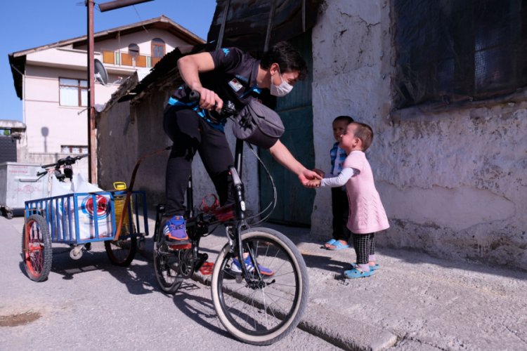 Avrupa şampiyonu, bisikletiyle ihtiya&ccedil; sahiplerine yardım taşıyor