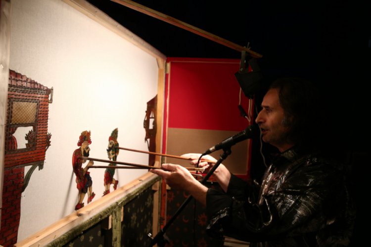 Bursa'da Karag&ouml;z-Hacivat oyununu evinin balkonundan komşularına sahneliyor