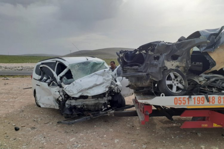 İki otomobil &ccedil;arpıştı: 2 yaralı