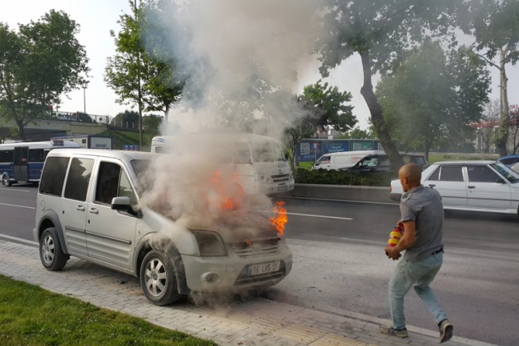 Bursa'da hafif ticari ara&ccedil; alev alev yandı