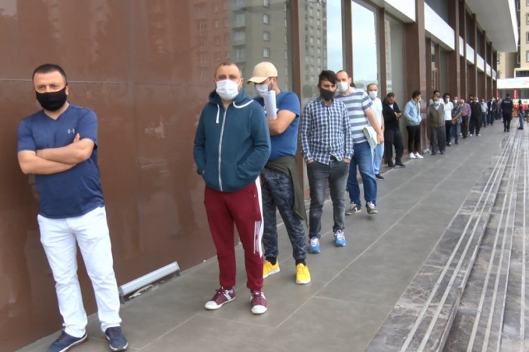 PTT &ouml;n&uuml;ndeki kuyruk metrelerce uzadı