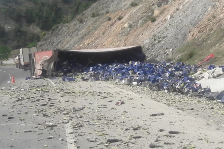 Bilecik'te TIR yan yattı, tonlarca biber kasası yola sa&ccedil;ıldı