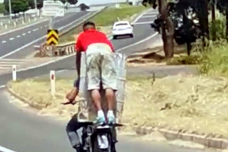 Motosiklete varil y&uuml;kleyip otoyola &ccedil;ıktılar