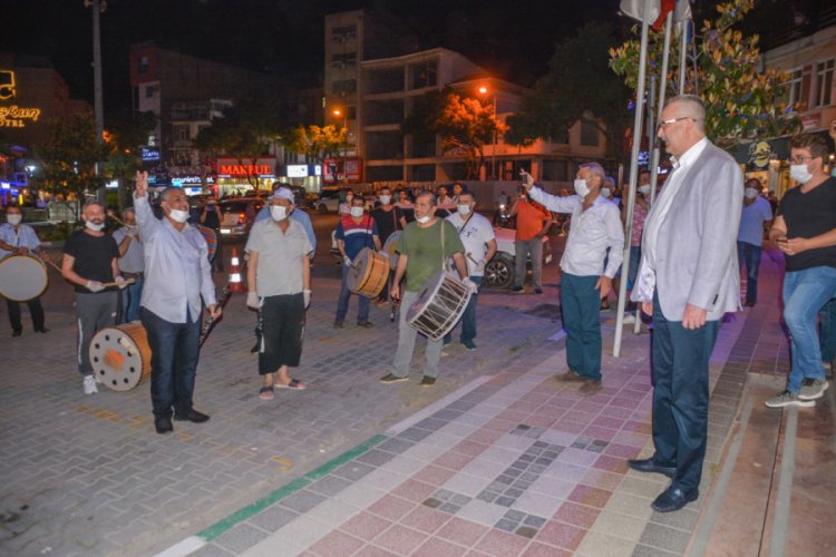 Bursa Karacabey'de Ramazan davulcuları, alınan önlemlerle gelenekleri yaşattı