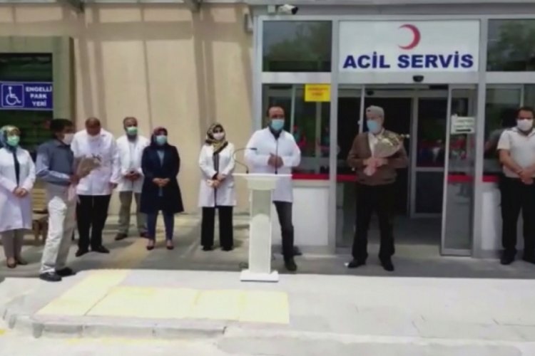 Son koronavir&uuml;s hastalarının taburcu edildiği hastanede kutlama