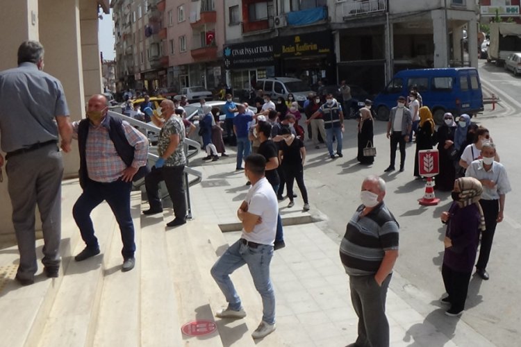 Bursa'da bayram &ouml;ncesi banka &ouml;n&uuml;nde kuyruklar oluştu