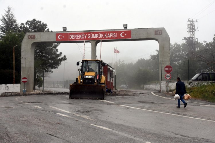 Giriş ve &ccedil;ıkışlara a&ccedil;ılan Derek&ouml;y Sınır Kapısı'nda d&uuml;zenleme