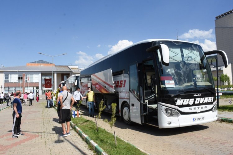 Karantina s&uuml;resi tamamlanan 107 kişi memleketlerine uğurlandı