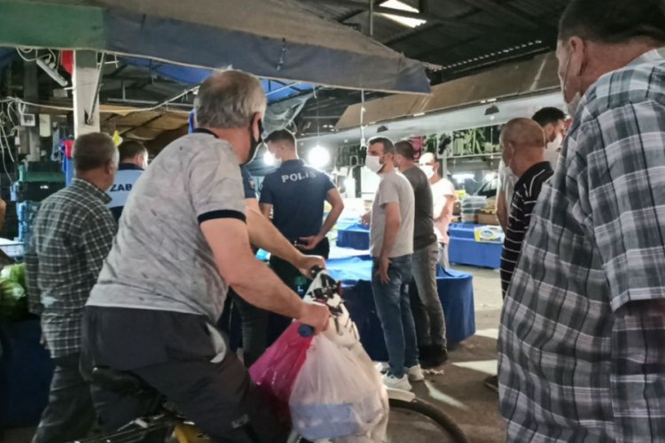 Karpuzu kestirip almayan m&uuml;şterisini bı&ccedil;akla kovaladı