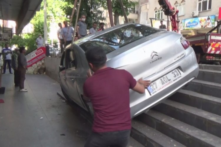 Hızla sokağa girmek isteyince mağazaya u&ccedil;tu