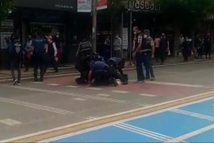 Polis maske takmayan kişiyi uyardı, ka&ccedil;maya &ccedil;alışınca g&ouml;zaltına aldı