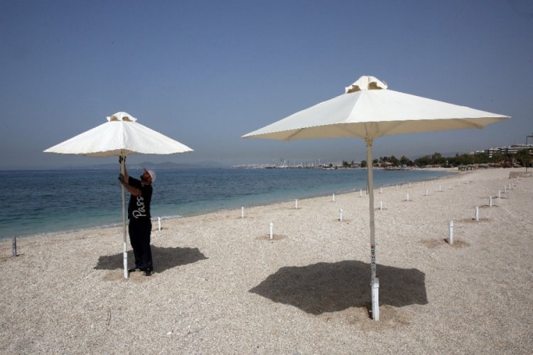 Yunanistan turistlere kapılarını a&ccedil;acak