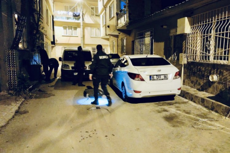 Bursa'da bek&ccedil;ileri ezerek ka&ccedil;maya &ccedil;alıştı, ara&ccedil;tan uyuşturucu ve para &ccedil;ıktı
