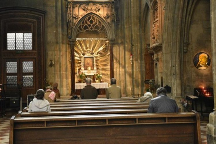 Frankfurt'ta bir kilise ayinine katılan 40 kişiye vir&uuml;s bulaştı!