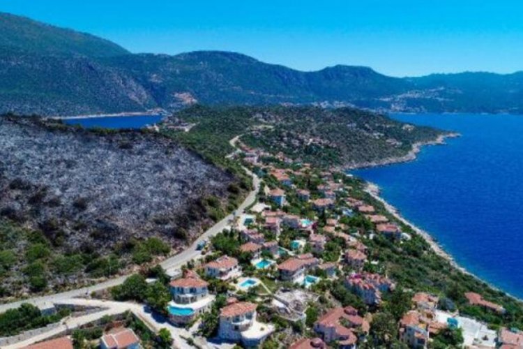 Yangın, villalara 15 metre kala s&ouml;nd&uuml;r&uuml;ld&uuml;