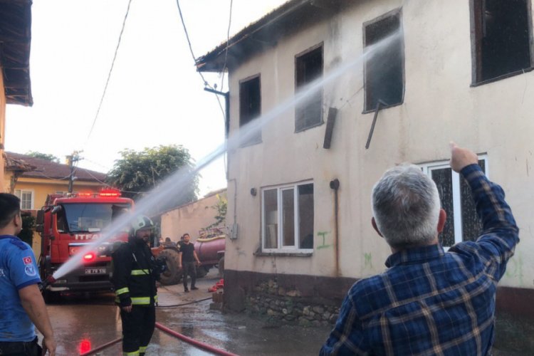 Bursa'da, 2 katlı evde çıkan yangın korkuttu