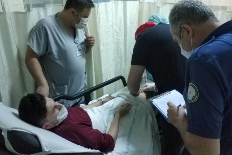 Maganda kurşunu evin &ouml;n&uuml;nde oturan genci vurdu