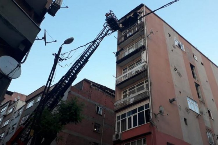 Balkondan kopan par&ccedil;alar otomobilin &uuml;st&uuml;ne d&uuml;şt&uuml;