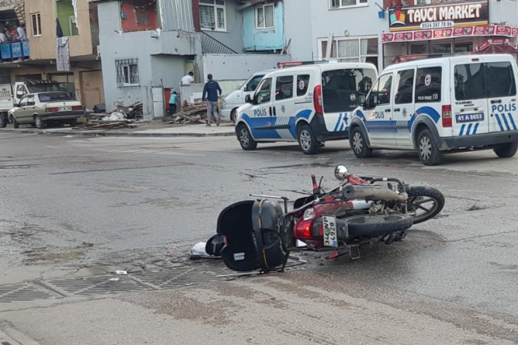 Motosikletliye &ccedil;arpıp, ağır yaralayan aracın s&uuml;r&uuml;c&uuml;s&uuml; ka&ccedil;tı