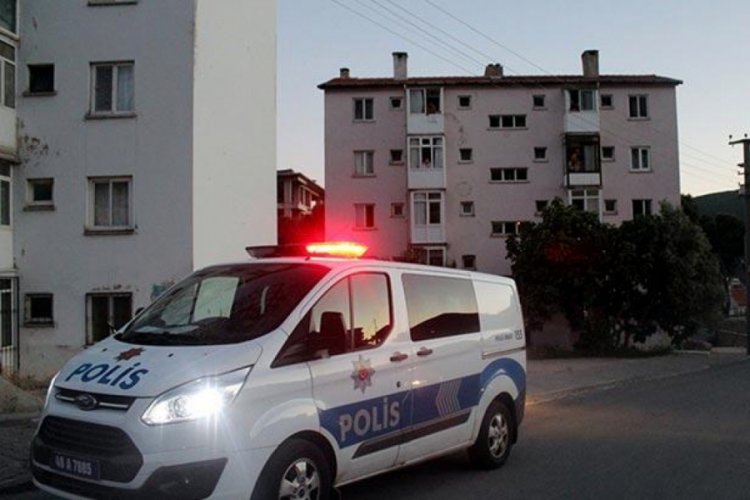 Polisin 'dur' ihtarına uymadı balkona saklandı