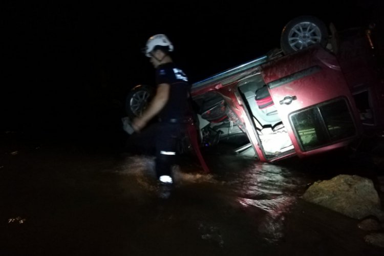 Kamyonet k&ouml;pr&uuml;den &ccedil;aya u&ccedil;tu: 1 &ouml;l&uuml;