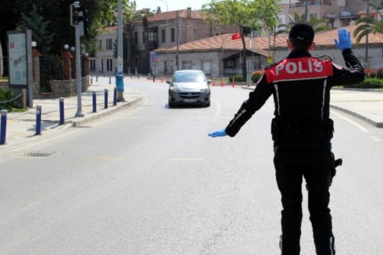 İzmir'de sokağa &ccedil;ıkma kısıtlamasına uymayan 863 kişiye ceza