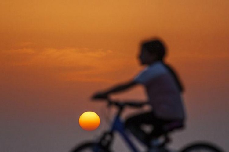 15 yaşındaki kız, engelli babasını k&ouml;y&uuml;ne ulaştırabilmek i&ccedil;in 1200 kilometre pedal &ccedil;evirdi