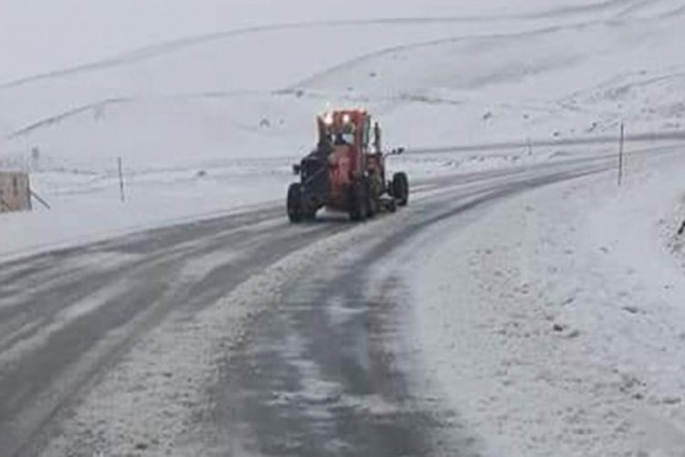 Erzincan'da k&ouml;y yolları kardan kapandı