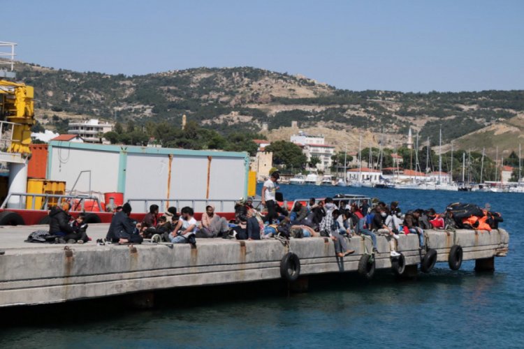Yunan askerlerinin denize bıraktığı g&ouml;&ccedil;menler kurtarıldı