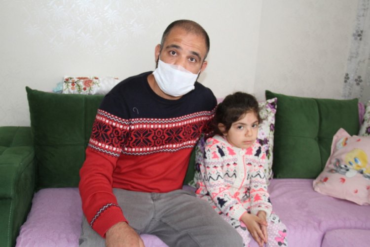 Evinin &ouml;n&uuml;nde araba &ccedil;arpan k&uuml;&ccedil;&uuml;k kız korkudan sokağa &ccedil;ıkamıyor