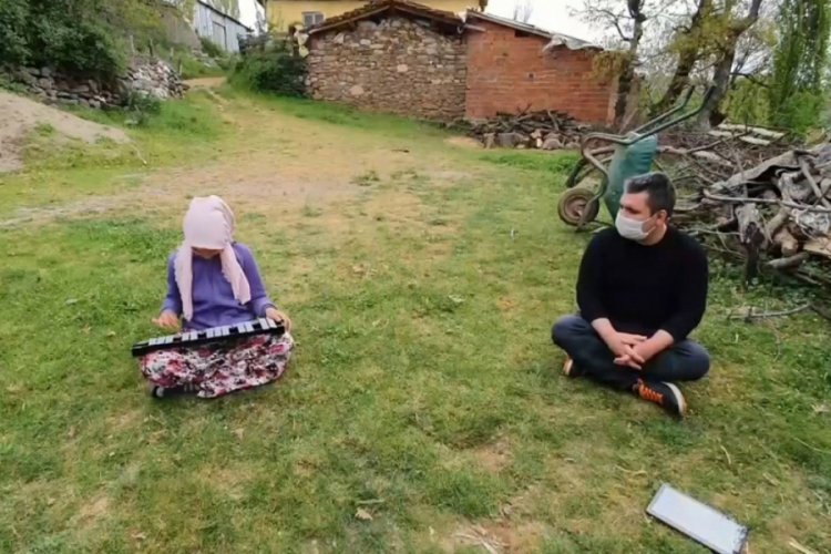 Yılın &ouml;ğretmeni k&ouml;y &ccedil;ocuklarına koştu