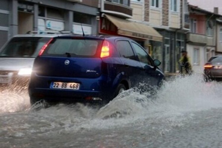 Edirne'de şiddetli sağanak sebebiyle ara&ccedil;lar yolda kaldı