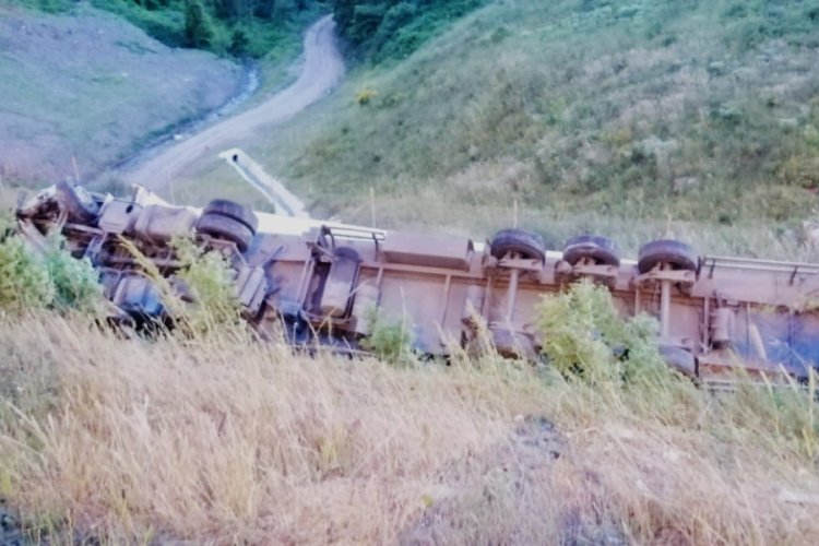 Kuzey Marmara Otoyolu'nda tır şarampole u&ccedil;tu