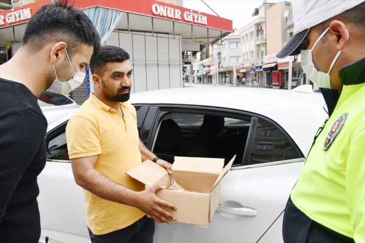 Yaralı kedi i&ccedil;in sokağa &ccedil;ıkan vatandaşa tebrik