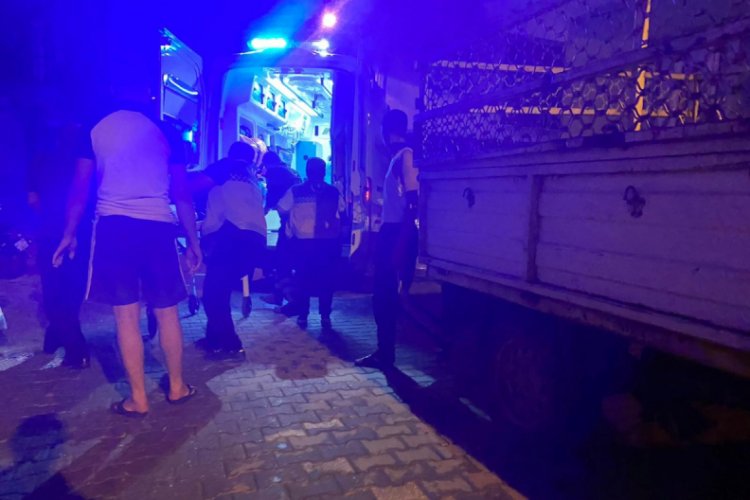Evinin &ouml;n&uuml;nde bı&ccedil;aklı saldırıya uğradı