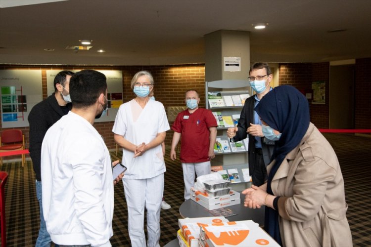 T&uuml;rk gen&ccedil;lerden sağlık &ccedil;alışanlarına moral yemeği