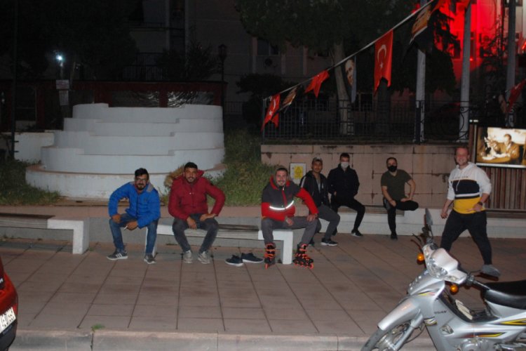 Kısıtlamanın ardından sokağa &ccedil;ıktı, 'sabaha kadar gezeceğim' dedi