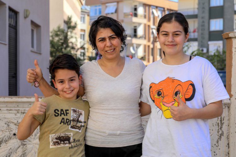 Koronavir&uuml;s&uuml;n ayırdığı anne ve &ccedil;ocukları, 3 ay sonra buluştu