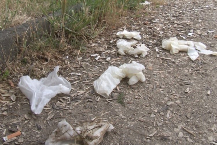 Bursa'da sokaklara atılan kullanılmış maskeler tehlike sa&ccedil;ıyor