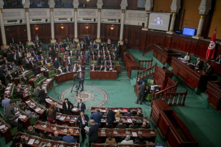 Tunus'taki Nahda Hareketi'nden 'parlamentonun feshedilmesi' &ccedil;ağrısına tepki