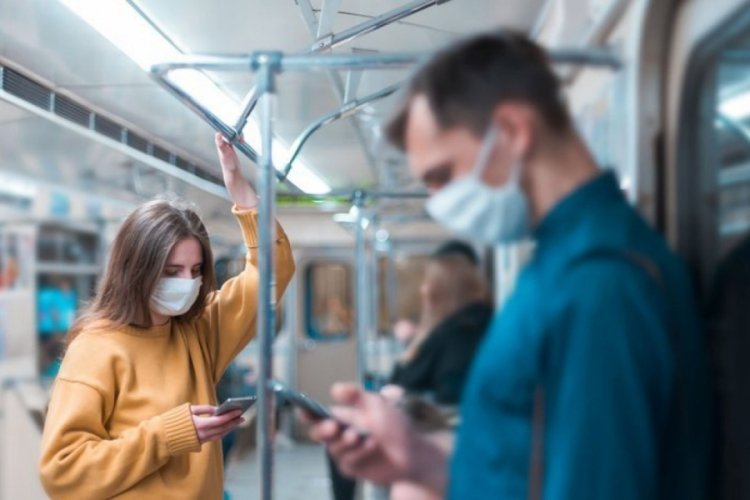 Metroda korkutan deney! &Ccedil;evresindeki herkesi vir&uuml;sle kaplıyor
