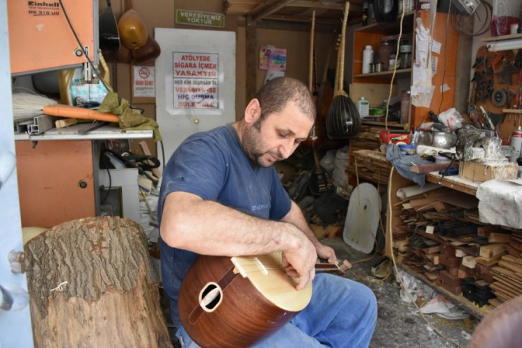 Dağlardaki dut ağa&ccedil;larından bağlama &uuml;retiyor