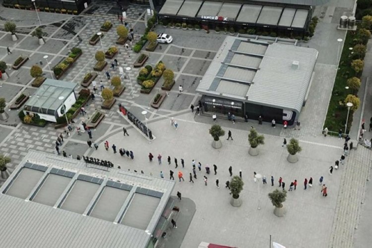 Kısıtlama sonrası alışveriş merkezinde yoğunluk